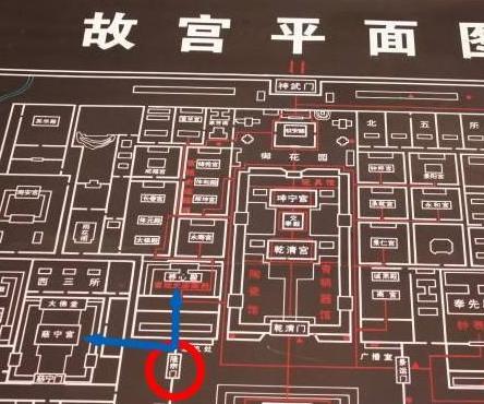 故宫隆宗门上为什么会有一个箭头