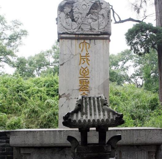 康熙祭拜孔子，到墓前为什么不肯下跪