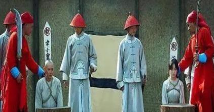 古代刽子手行刑前，怎么都往刀上喷一口酒