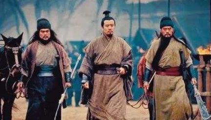 刘备自称是汉室宗亲 为什么见到董卓就不说话了