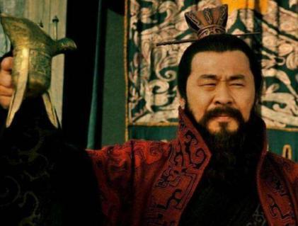 徐州大战双方的兵力差不多 为什么刘备会败的那么惨呢
