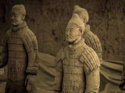 古代拿剑砍人，为什么不能穿铠甲保护自己