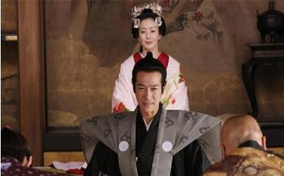 为什么在日本天皇不能直接统治日本 反而要依靠幕府的将军们呢