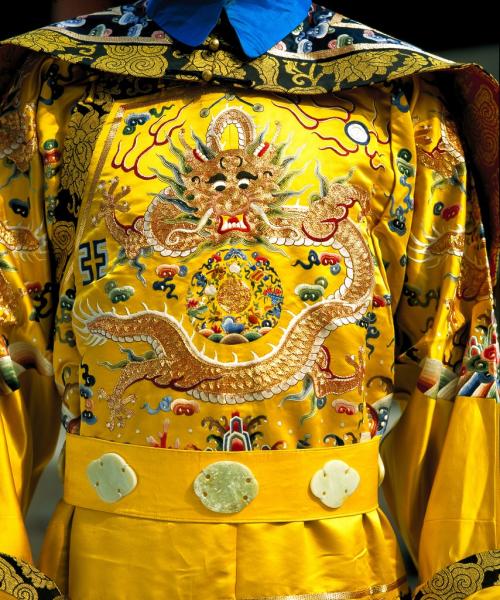 古代皇帝的龙袍脏了怎么办,是直接换一件还是要要清洗一下?