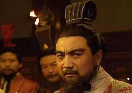 为什么曹操会认为刘备和他一样是英雄呢 因为他看透了刘备
