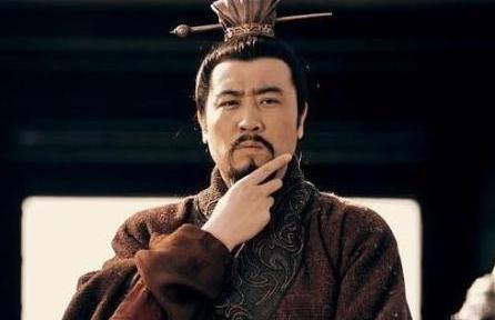 为什么曹操会认为刘备和他一样是英雄呢 因为他看透了刘备