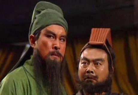 为什么曹操会认为刘备和他一样是英雄呢 因为他看透了刘备