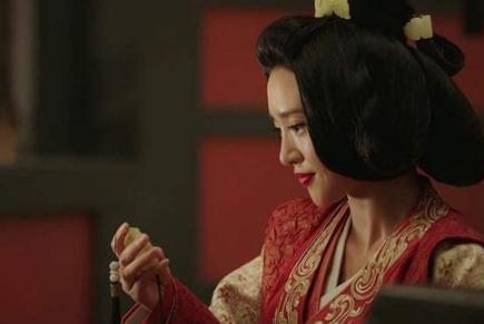 郭女王是怎么打败甄宓的