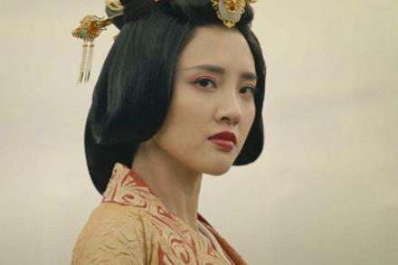 郭女王是怎么打败甄宓的