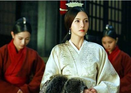 郭女王是怎么打败甄宓的