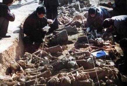 长平之战的赵军究竟是怎么死的 看看挖掘现场就知道了