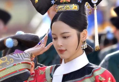 清朝后宫女子,为什么脖子上都戴着一条白色领子