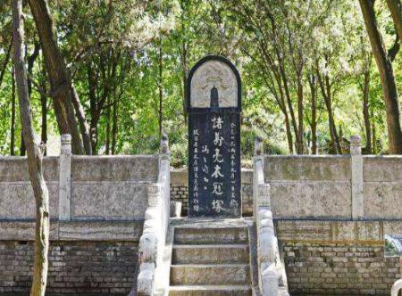 刘伯温挖开诸葛亮的墓为什么会被吓到魂飞魄散 只因他看到了五个字