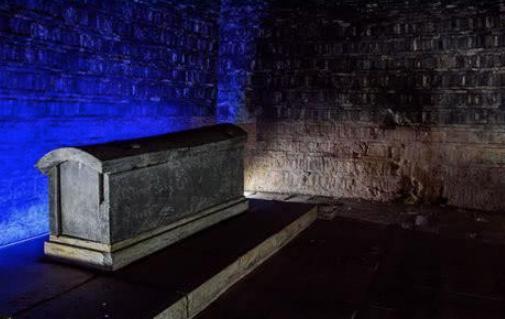 古代皇帝下葬后墓门反锁，工匠怎么出来