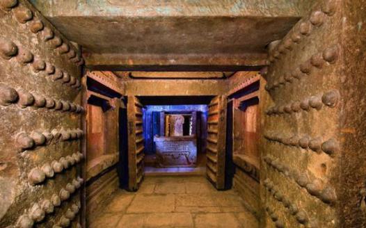 古代皇帝下葬后墓门反锁，工匠怎么出来