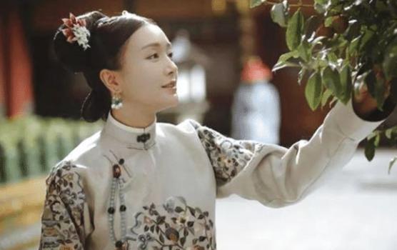 郑阿春明明时个寡妇，她是怎么坐到不是皇后胜似皇后!这个位置的
