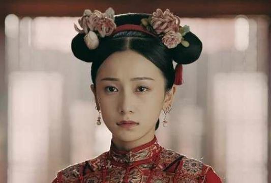 郑阿春明明时个寡妇，她是怎么坐到不是皇后胜似皇后!这个位置的