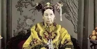 清朝妃子为什么脖子上要系白色丝带