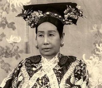 清朝妃子为什么脖子上要系白色丝带