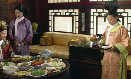 古代下毒为什么要下在酒里 下在茶里不行吗</span>