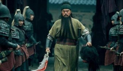 三国中吕布活着的时候,关羽为什么不“狂”