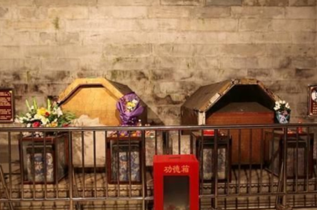 古代皇帝和皇后是如何下葬的 一方先死要等到另一方才下葬吗</span>