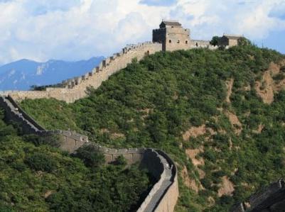 有些长城都是修建在山岭之上的 那么修建的砖头是怎么运上去的