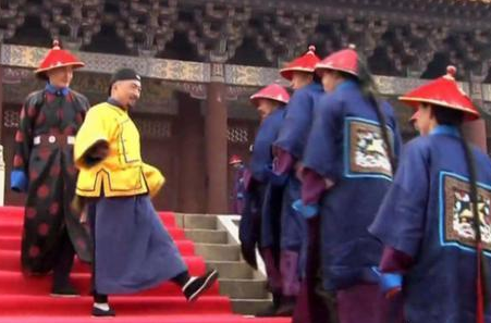 和珅从哪里弄来二十多件黄马褂 黄马褂真的可以免死和不能打吗
