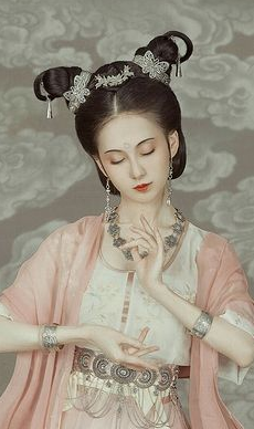 古代女子在十三四岁都没有发育成熟 她们为什么会早早嫁人</span>