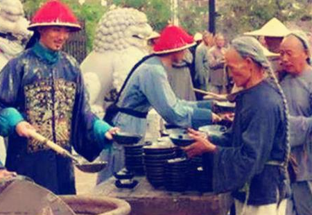 和珅去赈灾时往粥里丢沙子 灾民为何对此感恩戴德