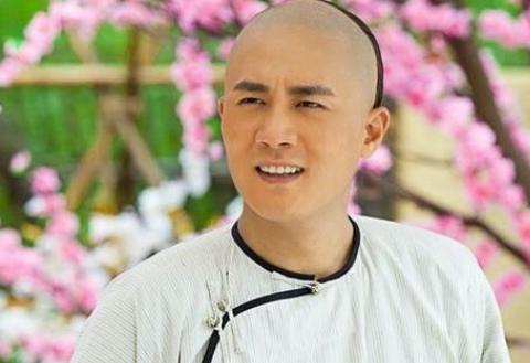 成妃生下一残疾皇子，苦熬四十年封妃