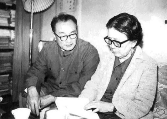 她独自抚养三个子女,晚年远走故国
