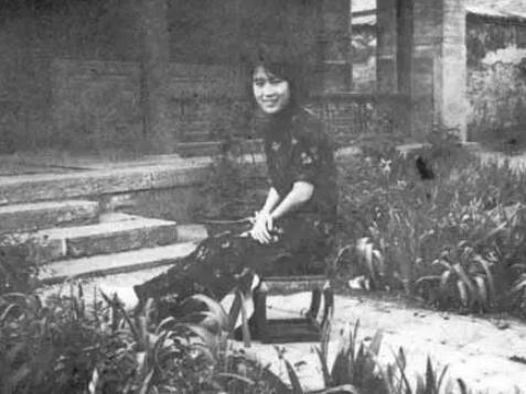 她独自抚养三个子女,晚年远走故国