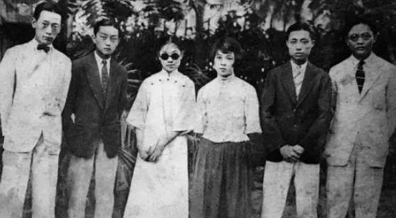 她独自抚养三个子女,晚年远走故国