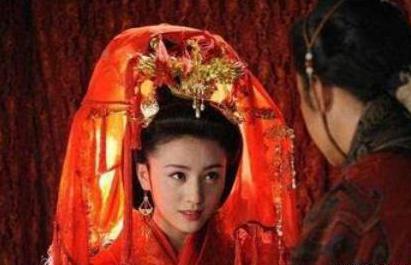 她出身世家却心甘情愿的嫁给穷小子 最终成为帝国最尊贵的妇人