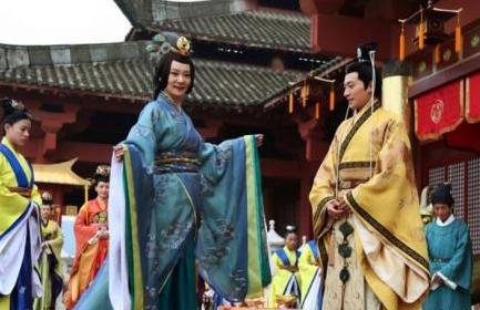 她出身世家却心甘情愿的嫁给穷小子 最终成为帝国最尊贵的妇人
