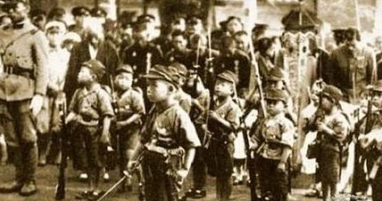 日本军国主义：军队实行“武士道精神”、对外扩张侵略的一种反动思潮