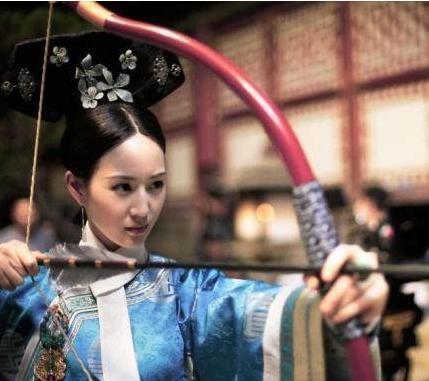 她本是宫女，为康熙生育一子二女，死后才成为皇贵妃