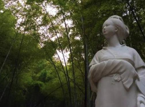 李白三十岁遇到一个女道士，为何写诗夸她是玄女