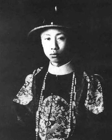 溥仪拿出珍藏20年龙袍为筹办登基典礼，日本人却泼了冷水