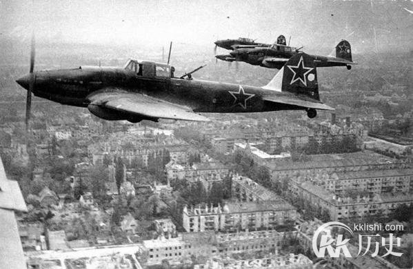 1945年：“鬼子飞行员”在中国当教官
