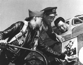 1945年：“鬼子飞行员”在中国当教官
