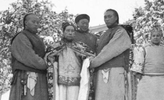 慈禧钟爱“拉冰床”,宫女们羞于启齿