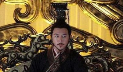 一生征战的丞相被诬陷入狱，面对丞相提问时竟吓得精神失常