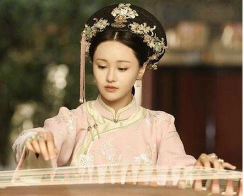 她因容貌被康熙看中，生下皇子却被当众羞辱