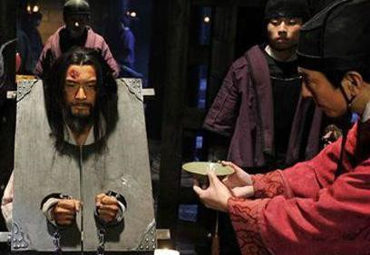 一名将平日和岳飞私交很好,却偷偷巴结秦桧,奉其命亲自捉拿岳飞