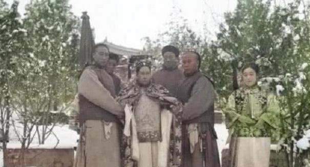 于100年前,慈禧去世前照片,公园看雪,虽不惧严寒却把宫女冻坏?