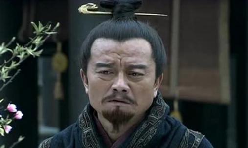 汉末局势混乱袁术率先称帝，到底是愚蠢呢还是过于强大