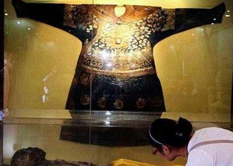“龙袍干尸”身份至今成疑，身穿清朝官服，后终于知道原来是清朝康熙年间的中宪大夫黄拙吾