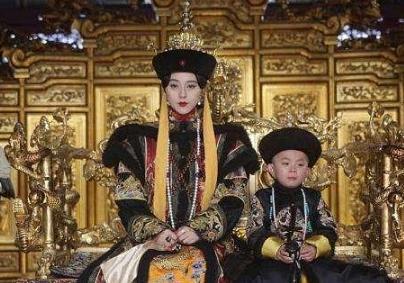 袁世凯逼迫隆裕太后退位，太后事事都答应，但有件事她却死活不同意